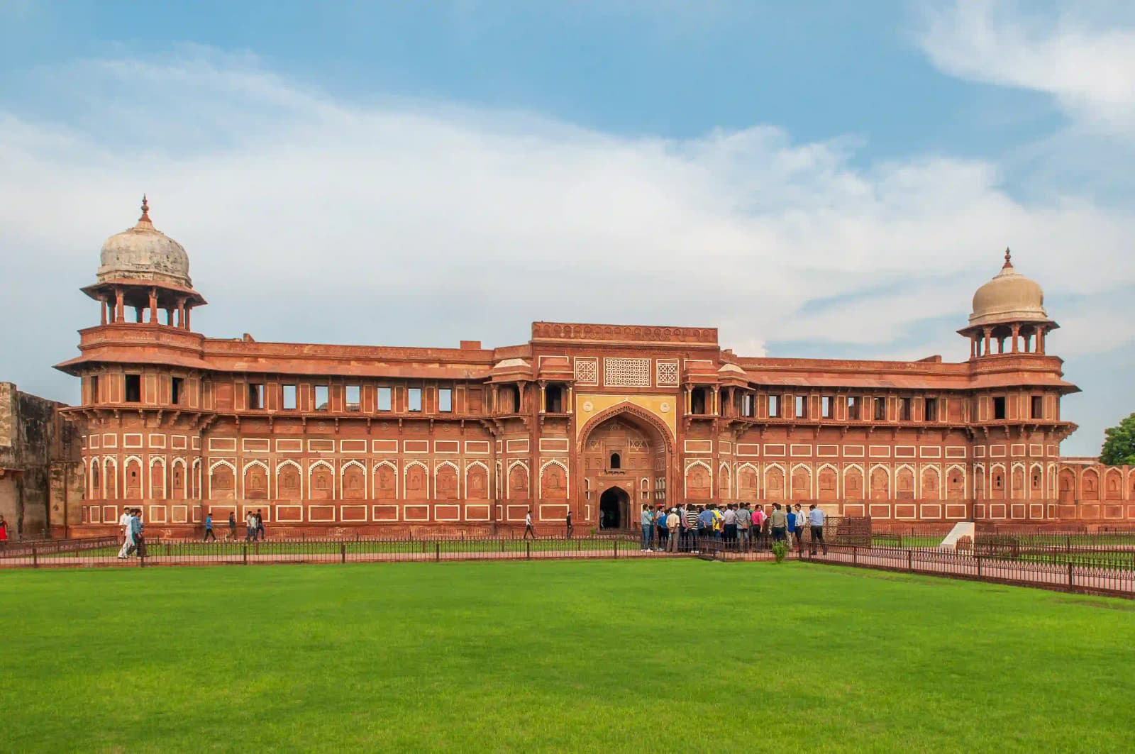 Can I visit Taj Mahal and Agra Fort in one day?