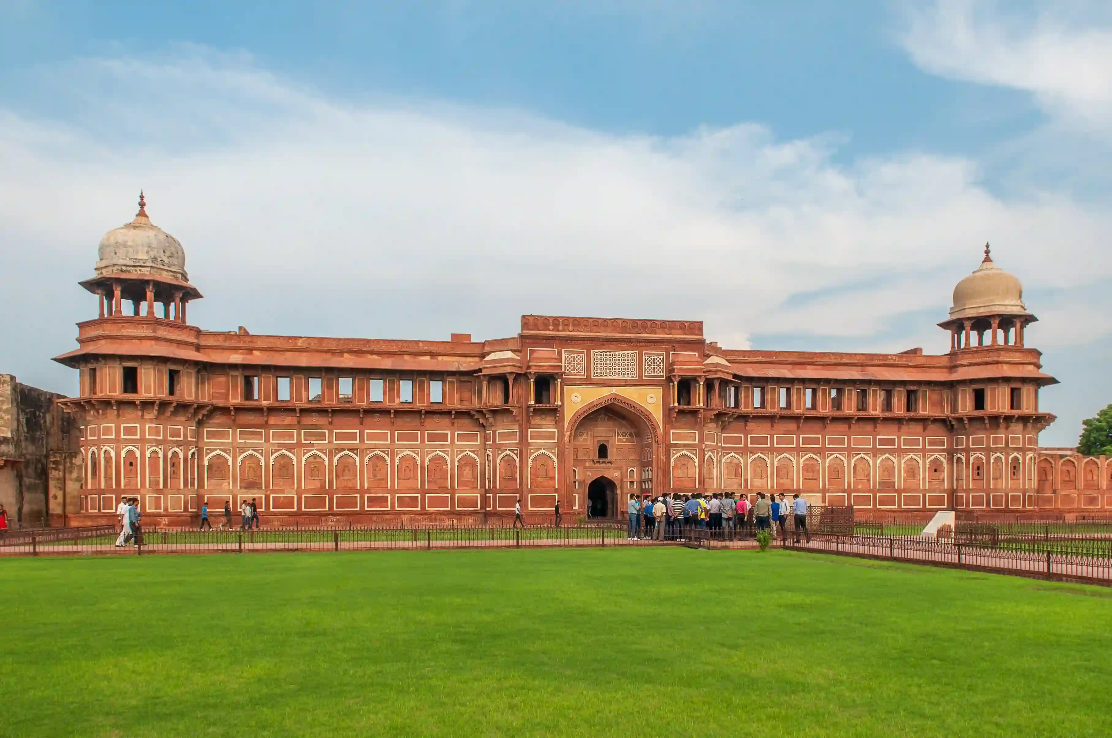 Can I visit Taj Mahal and Agra Fort in one day?